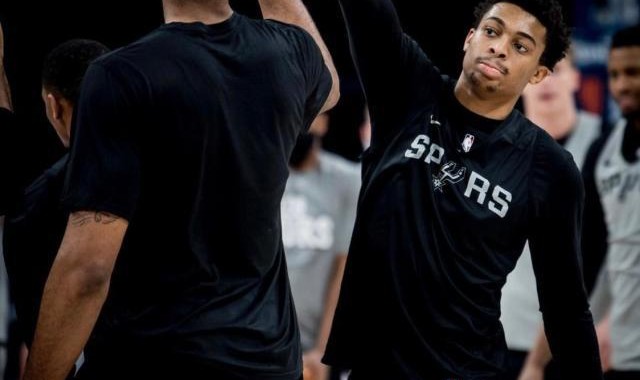 四胜一负结束客场之旅 年轻马刺延续团队篮球