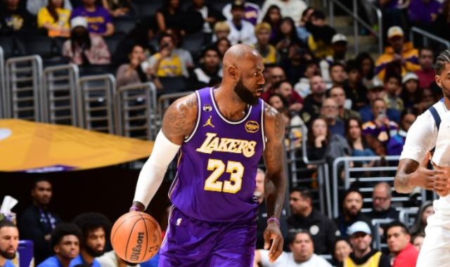 詹皇霸气回应41岁砍三双：我仍能高水平打多个赛季