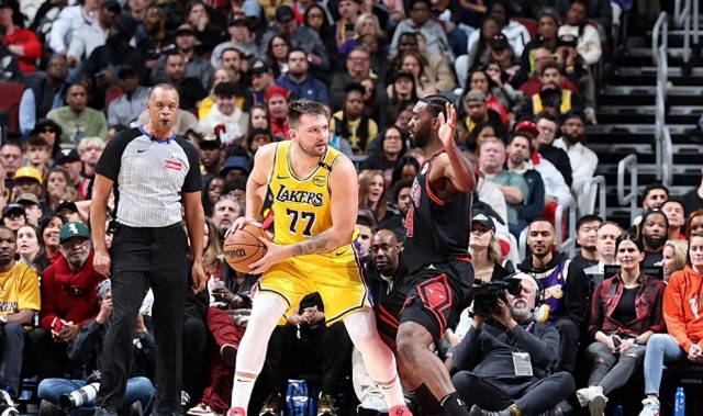 世界杯app下载-以攻代守的胜利!湖人痛揍公牛,五小打胜高机五峰,艾顿是最大败笔